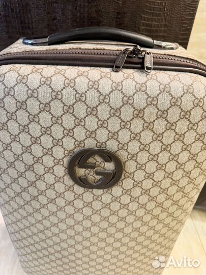 Чемодан на колесах ударопрочный