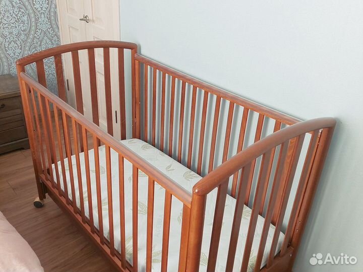 Детская кроватка на колесиках