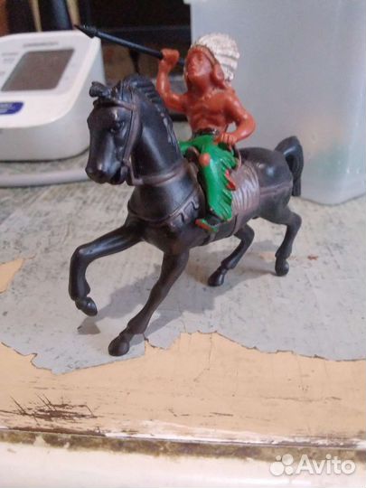 Индейцы, и ковбой, гдр, (резиновые)