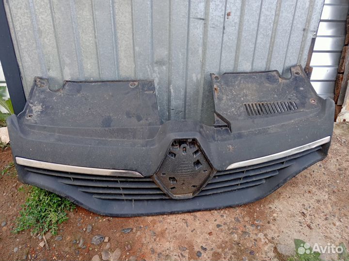 Решетка радиатора renault logan 2