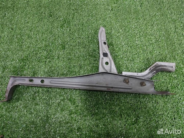 Кронштейн передней панели Toyota Avensis T25 2004