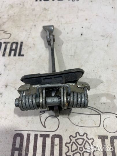 Ограничитель двери передний правый Nissan Terrano