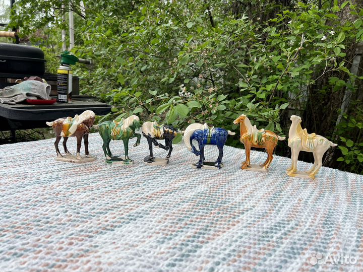 Коллекционные старинные фигурки коней керамика