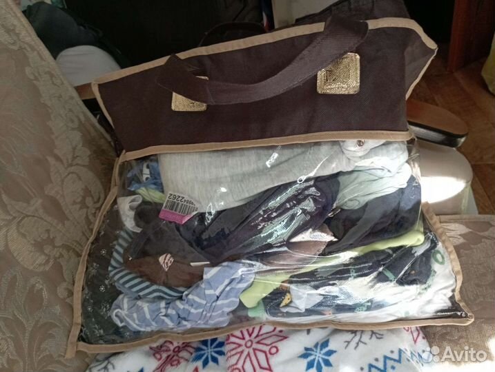 Вещи пакетом, книга, слюнявчик, крем, молокоотсос