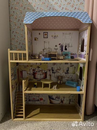 Большой кукольный домик с мебелью