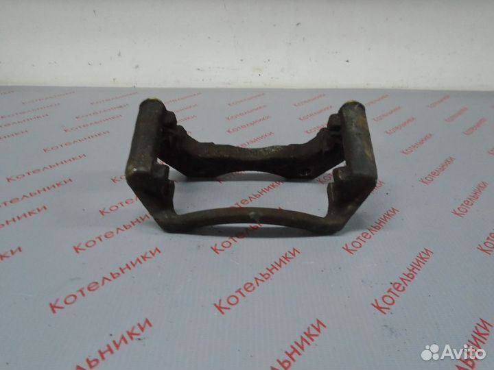 Nissan 41001-4U100 Скоба суппорта переднего