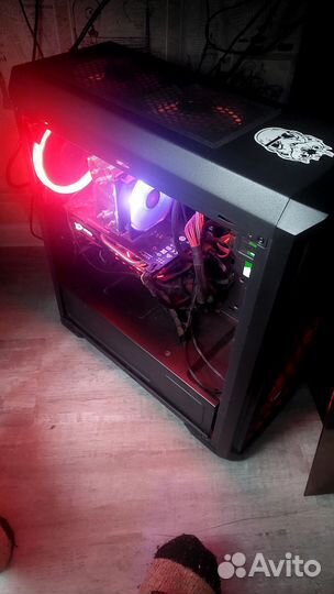 Игровой компьютер с монитором и клавиатурой