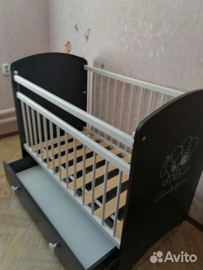 Детская кроватка с маятником и ящиком