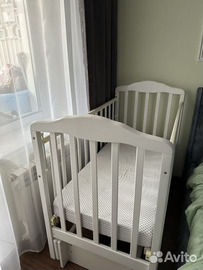 Детская кроватка с продольным маятником