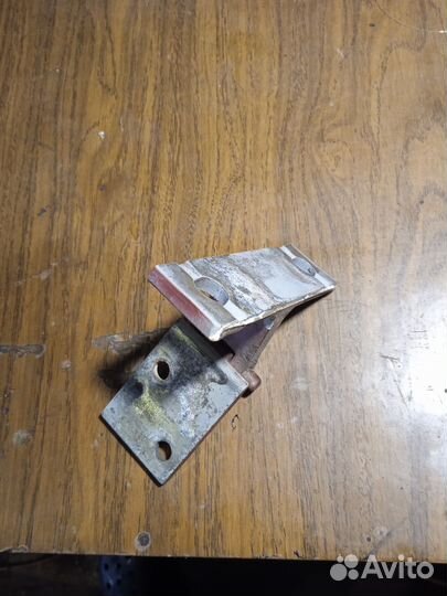 Петля двери