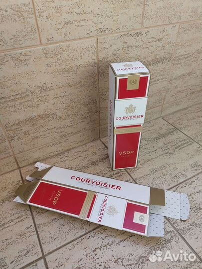 Пустые бутылки и коробки от алкоголя