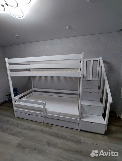 Детская двухъярусная кровать с лесенкой комодом и