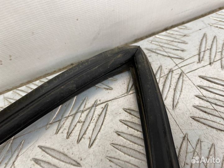 Б/У накладка лобового стекла (молдинг) передний