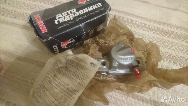 Левый тормозной цилиндр