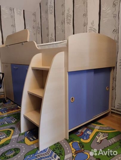 Детская кровать с столом и двумя шкафчиками
