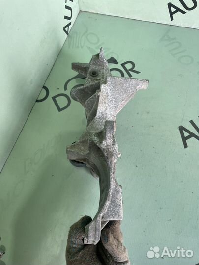 Кронштейн генератора renault