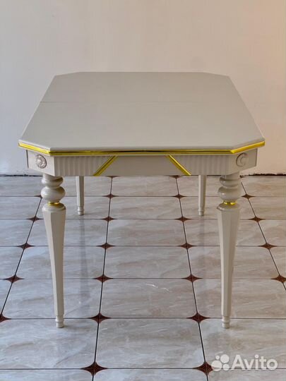 Стол и стулья