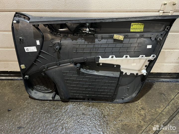 Обшивка двери передней левой skoda rapid