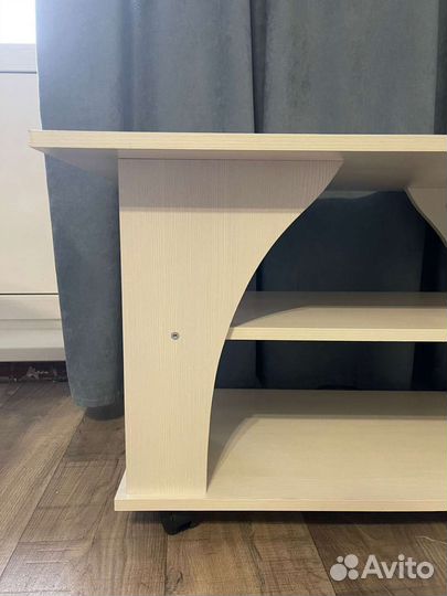 Журнальный столик на колесах