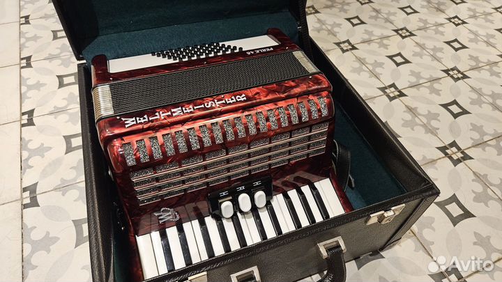 Аккордеон Weltmeister 1/2 Perle 48