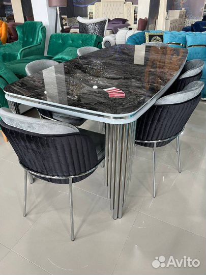 Стол со стульями