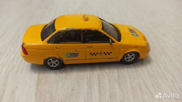 Модель автомобиля приора седан 1/43