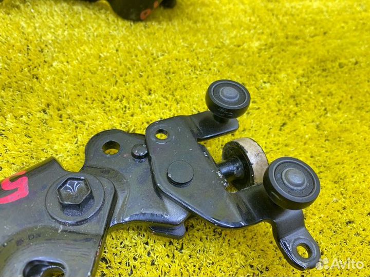 Ролик раздвижной двери задний левый Toyota 138790