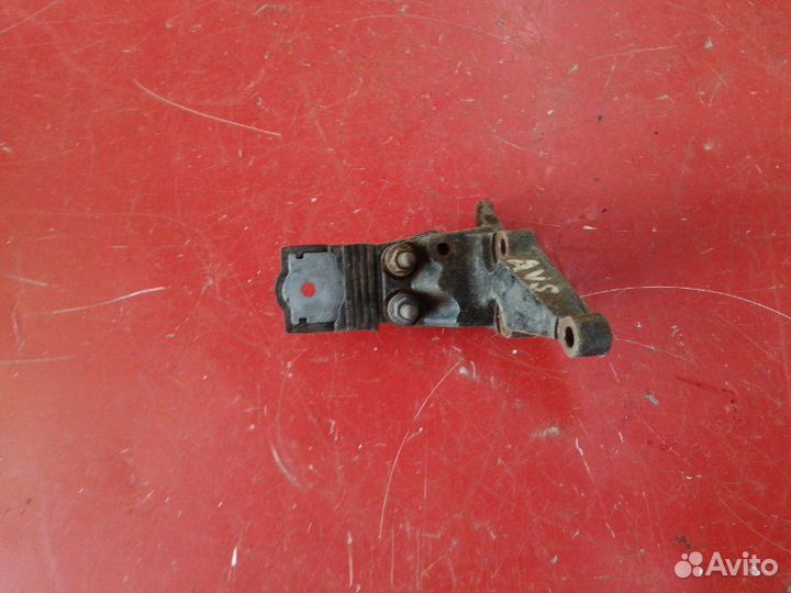 Кронштейн опоры двс Toyota Avensis