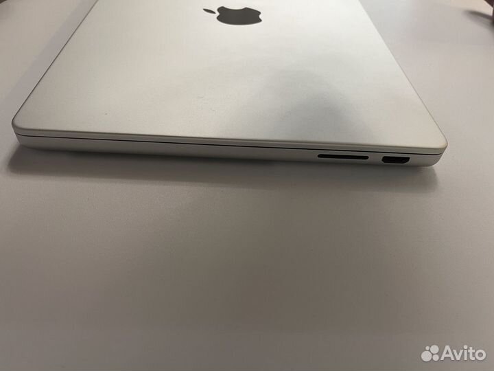 Apple MacBook Pro14 6циклов зарядки использовано