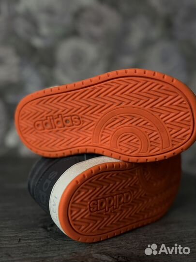 Демисезонные кроссовки Adidas 22