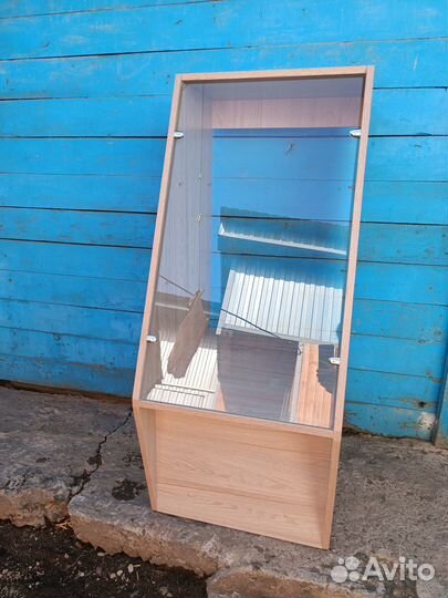 Стеклянный шкаф витрина