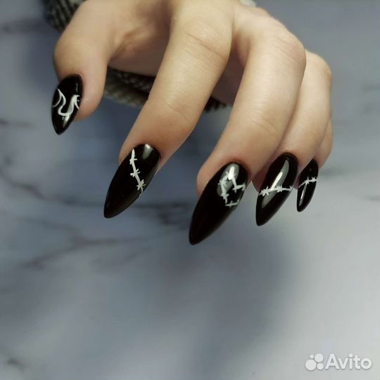 Маникюр в салоне