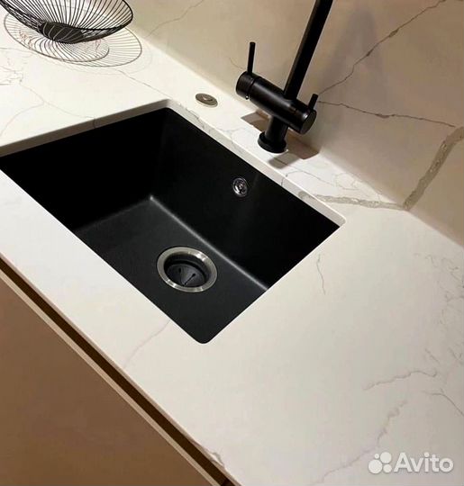 Угловой кухонный гарнитур современный