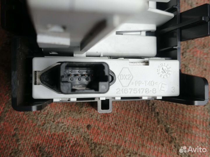 Дисплей информационный Рено Меган 2