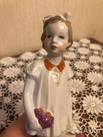 Фарфоровая статуэтка девочка с лейкой