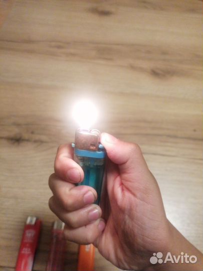 4 зажигалки одна с ручкой