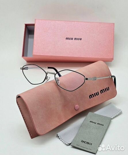 Солнцезащитные очки Miu Miu