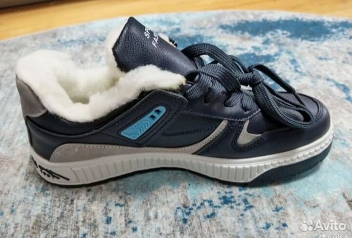 Продам женские кроссовки