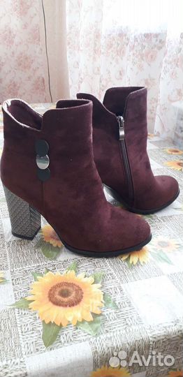 Продаю ботинки женские