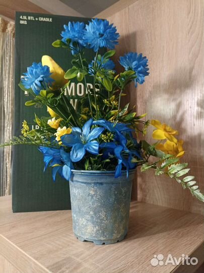 Букет из искусственных цветов в горшке