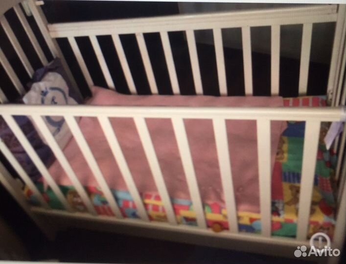 Детская кроватка с маятником