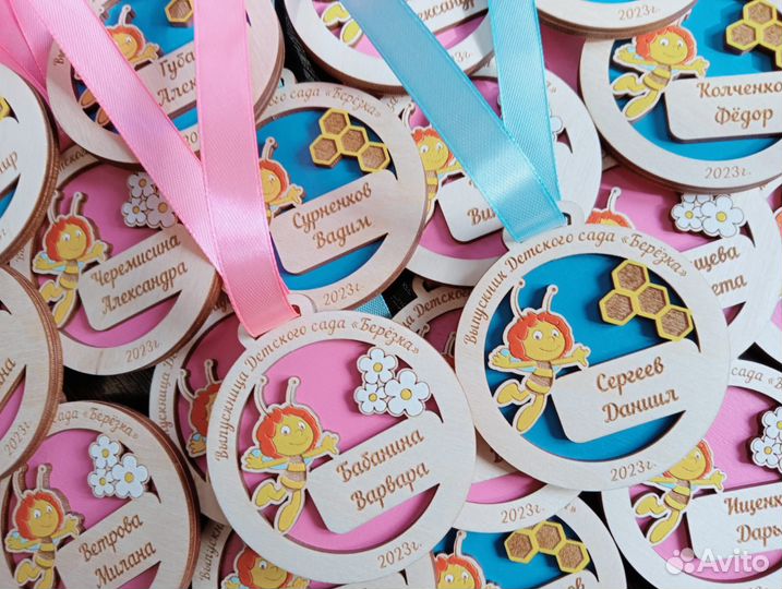 Медали, значки, елочные игрушки