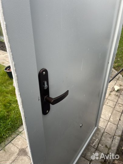 Дверь входная металлическая от застройщика