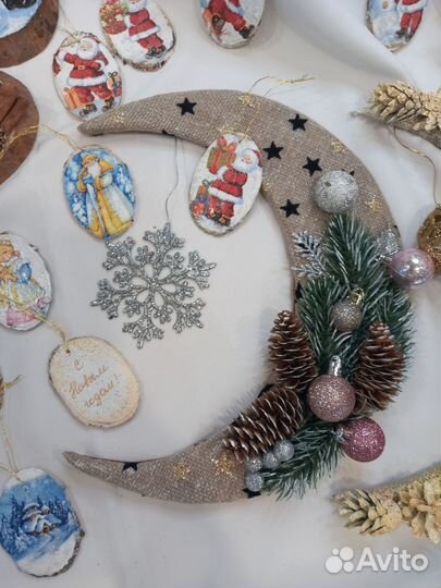 Новогоднее украшение, месяц