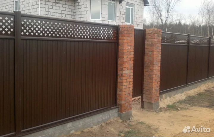 Забор из профлиста с металлическими столбами качес