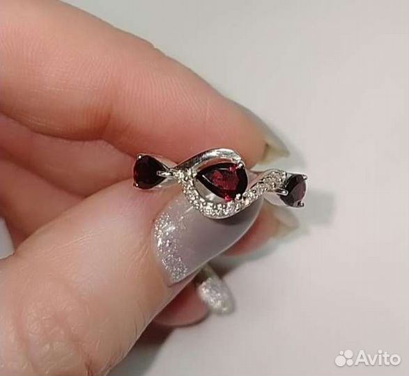 Серебряное кольцо с гранатами