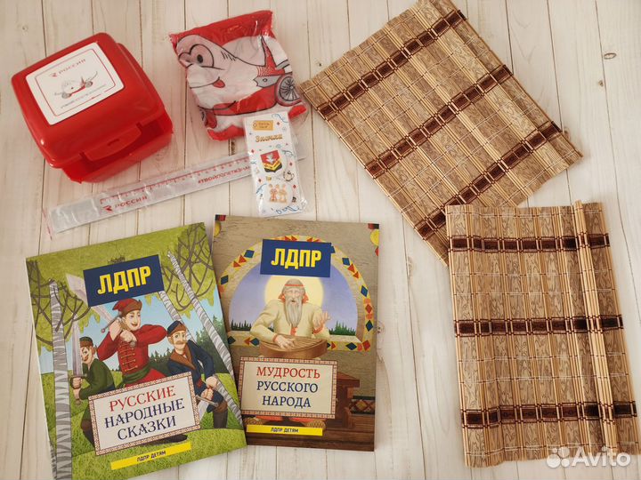 Разные мелочи, книги, салфетки для стола