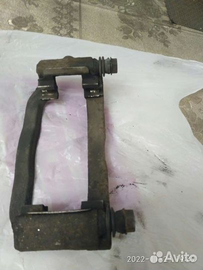 Скоба переднего суппорта Lend Rover