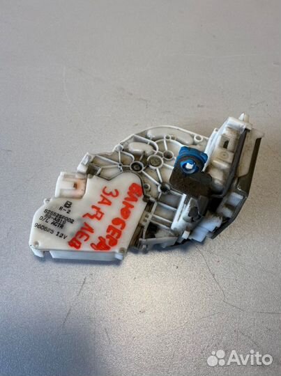 Замок двери задний левый Nissan Bluebird U14