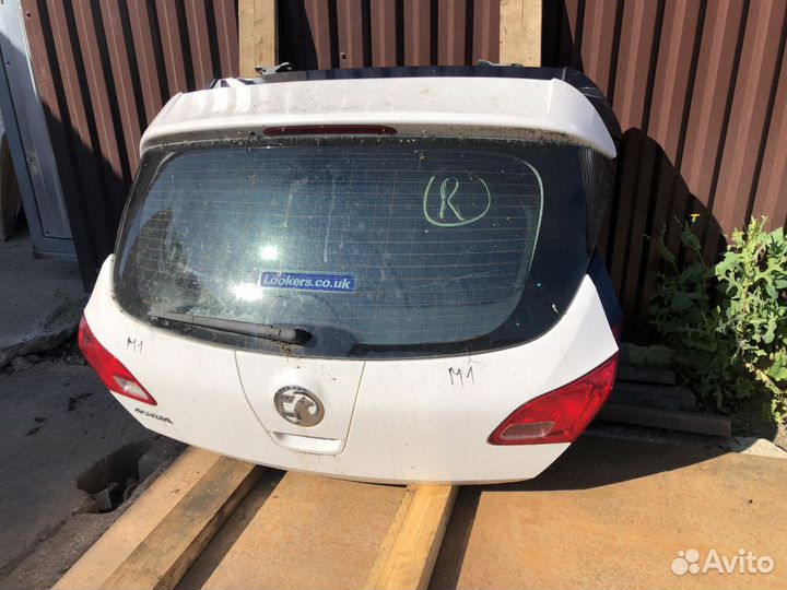 Крышка багажника белая opel astra J